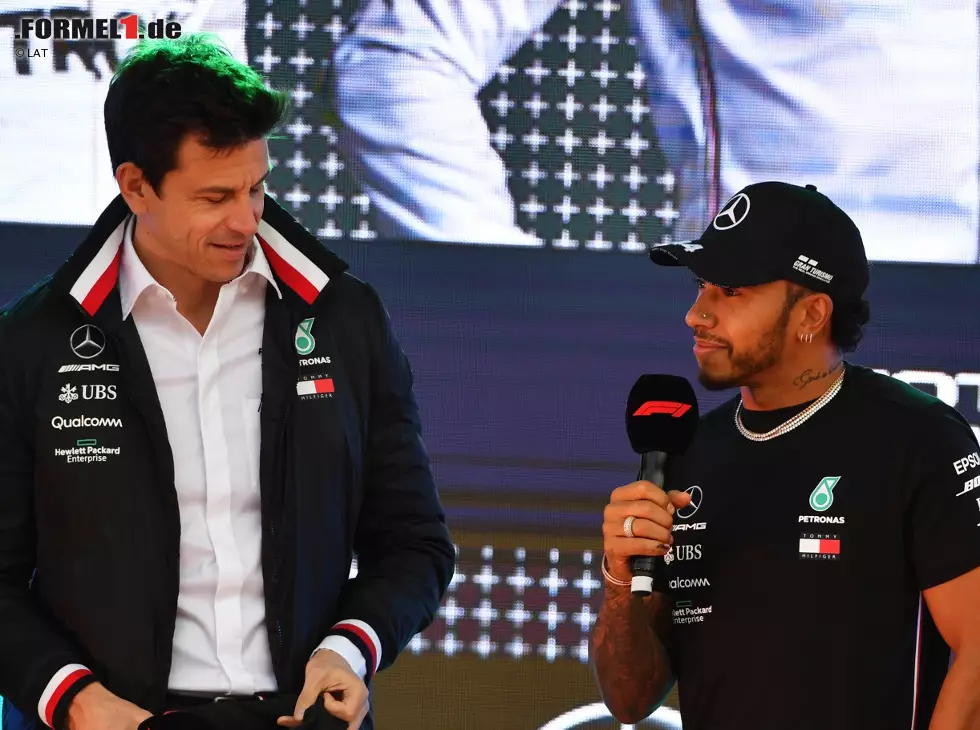 Foto zur News: Toto Wolff, Lewis Hamilton