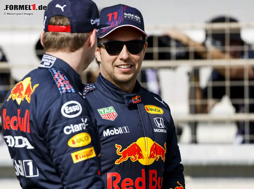 Foto zur News: Sergio Perez, Max Verstappen