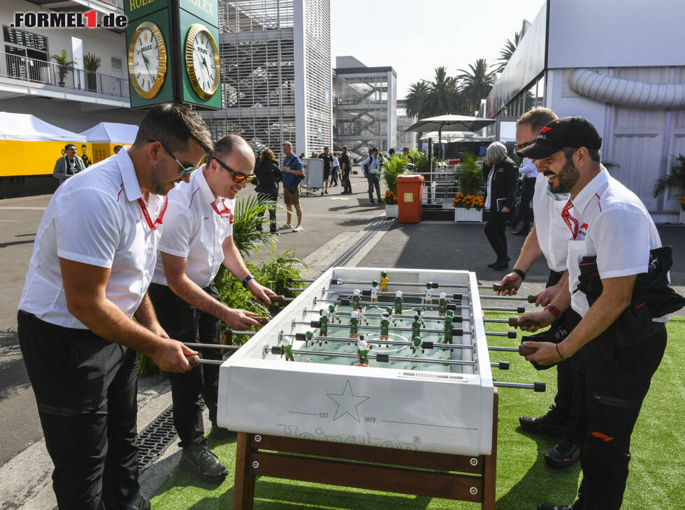 Foto zur News: Tischkicker im Fahrerlager