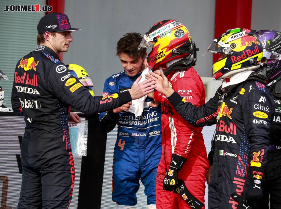 Max Verstappen, Sergio Perez Foto zur News: Max Verstappen, Sergio Perez