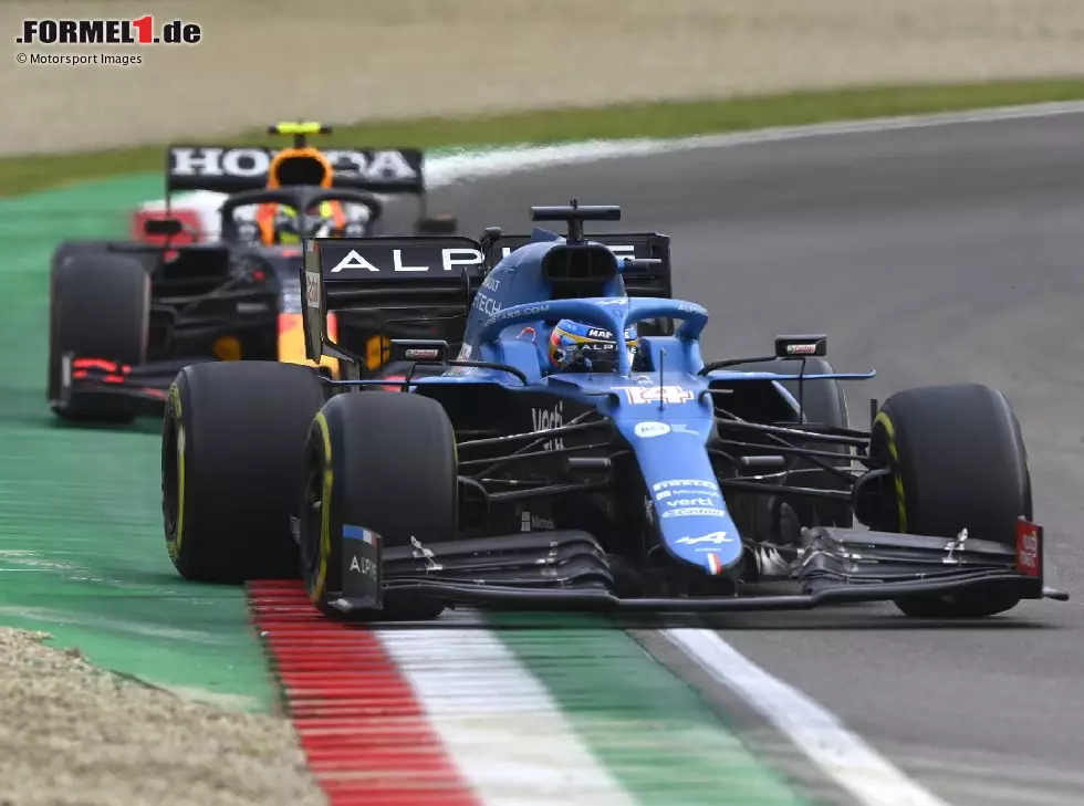 Foto zur News: Fernando Alonso, Sergio Perez