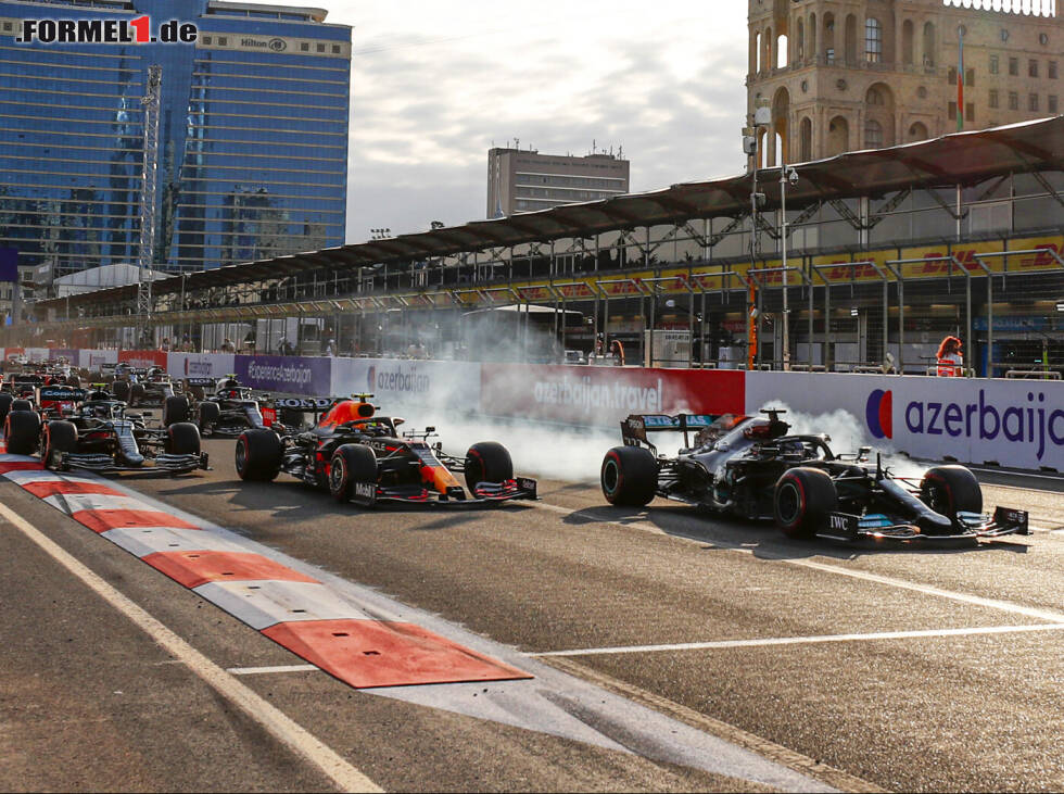 Foto zur News: Lewis Hamilton, Sergio Perez