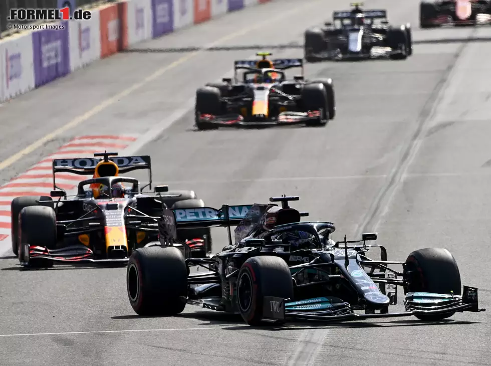 Foto zur News: Lewis Hamilton, Max Verstappen, Sergio Perez