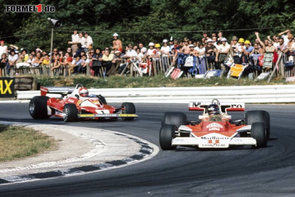 Foto zur News: James Hunt im McLaren vor Niki Lauda im Ferrari, 1976