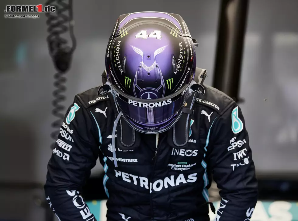 Mercedes-Pilot Lewis Hamilton im Rennoverall mit Helm Foto zur News: Mercedes-Pilot Lewis Hamilton im Rennoverall mit Helm