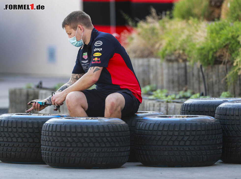 Foto zur News: Ein Red-Bull-Mitarbeiter misst den Reifendruck der Pirelli-Regenreifen