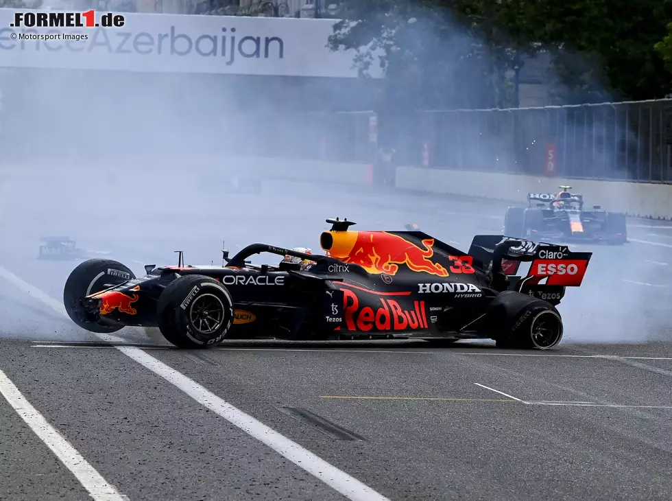 Max Verstappen mit Unfall nach Reifenschaden beim Aserbaidschan-Grand-Prix 2021 in Baku Foto zur News: Max Verstappen mit Unfall nach Reifenschaden beim Aserbaidschan-Grand-Prix 2021 in Baku