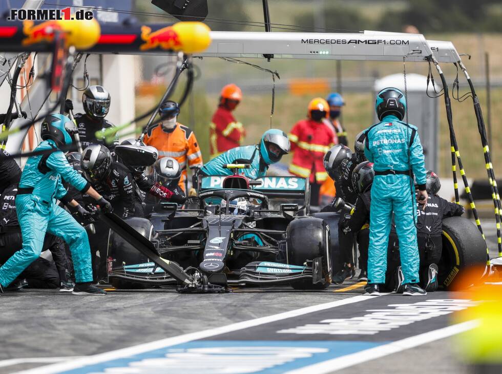 Foto zur News: Valtteri Bottas im Mercedes W12 beim Formel-1-Boxenstopp in Le Castellet 2021