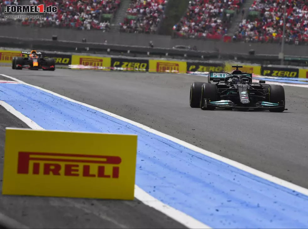 Foto zur News: Lewis Hamilton (Mercedes) vor Max Verstappen (Red Bull) in Le Castellet