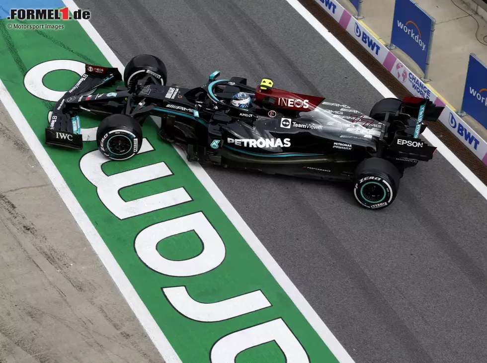 Foto zur News: Valtteri Bottas (Mercedes) dreht sich in der Boxengasse im Freien Training zum Grand Prix der Steiermark auf dem Red-Bull-Ring in Spielberg (Österreich) 2021