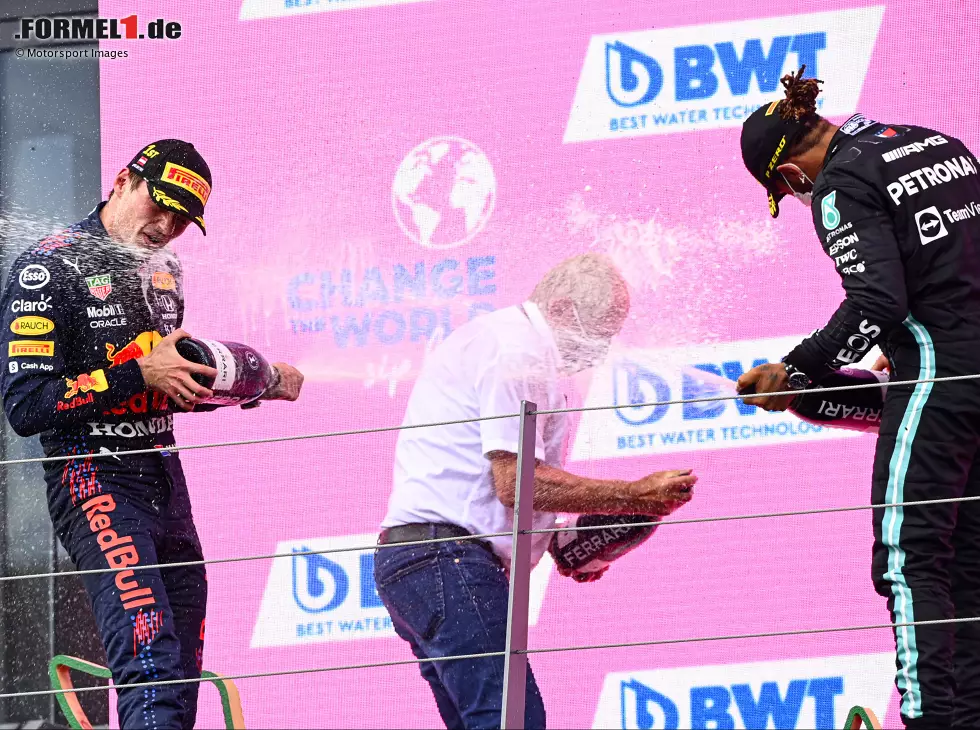 Max Verstappen (Red Bull) und Lewis Hamilton (Mercedes) bespritzen Helmut Marko (Red Bull) bei der Siegerehrung zum Grand Prix der Steiermark auf dem Red-Bull-Ring in Spielberg (Österreich) 2021 mit Schaumwein der Marke Ferrari Trento Foto zur News: Max Verstappen (Red Bull) und Lewis Hamilton (Mercedes) bespritzen Helmut Marko (Red Bull) bei der Siegerehrung zum Grand Prix der Steiermark auf dem Red-Bull-Ring in Spielberg (Österreich) 2021 mit Schaumwein der Marke Ferrari Trento