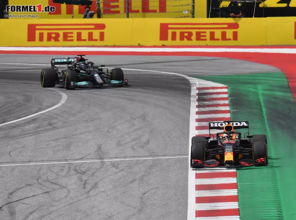 Foto zur News: Max Verstappen (Red Bull) vor Lewis Hamilton (Mercedes) beim Großen Preis der Steiermark 2021 auf dem Red-Bull-Ring in Spielberg