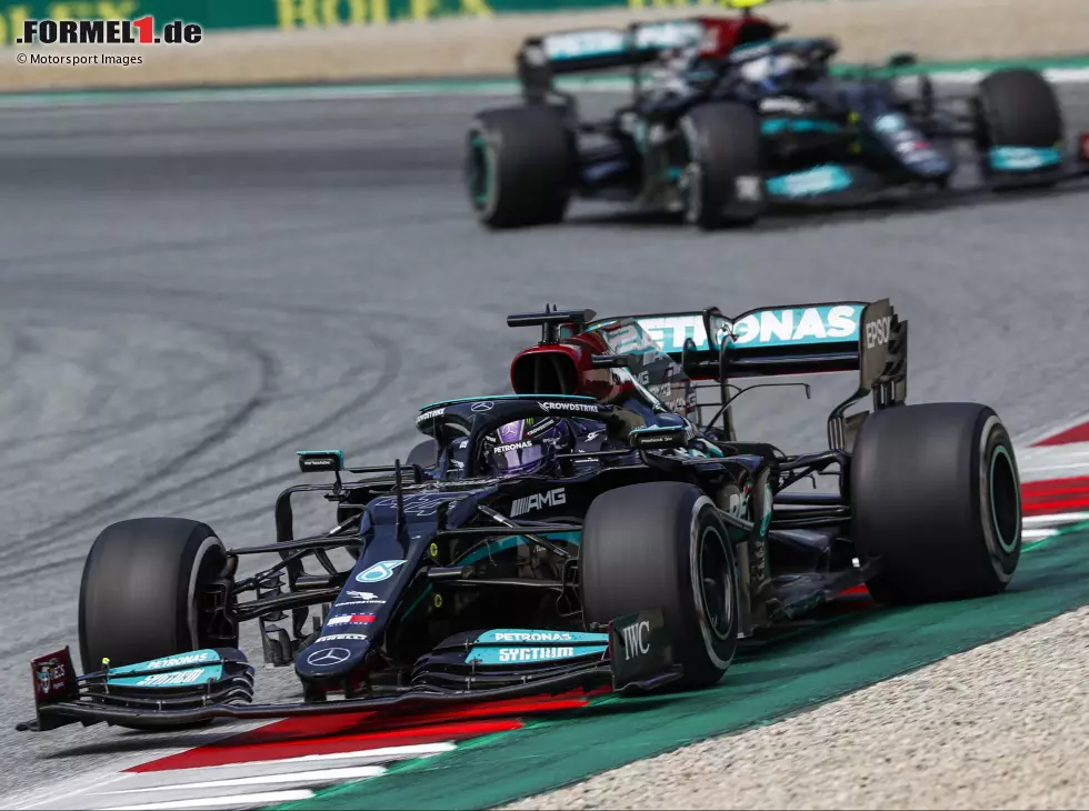 Foto zur News: Lewis Hamilton, Valtteri Bottas