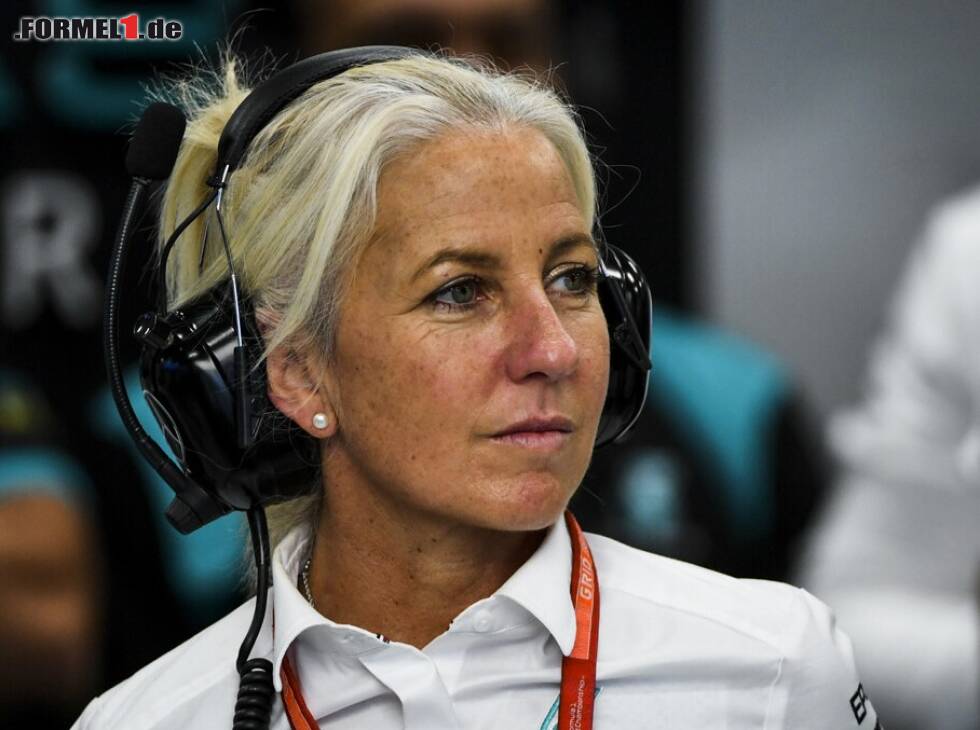 Foto zur News: Angela Cullen, die Physiotherapeutin von Formel-1-Fahrer Lewis Hamilton in der Mercedes-Box