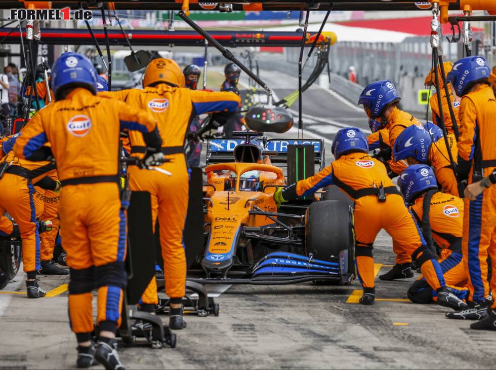 Foto zur News: Daniel Ricciardo (McLaren) beim Boxenstopp