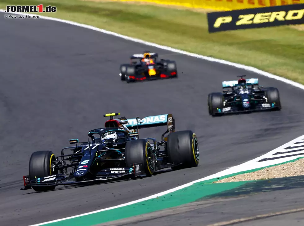 Foto zur News: Valtteri Bottas vor Lewis Hamilton (Mercedes) und Red Bulls Max Verstappen in Silverstone (Großbritannien)