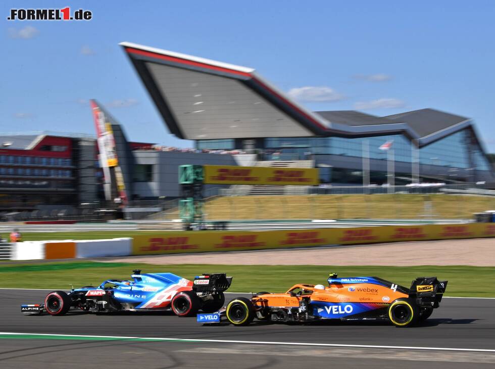 Foto zur News: Fernando Alonso im Alpine A521 vor Lando Norris im McLaren MCL35M im Sprintqualifying der Formel 1 2021 beim Grand Prix von Großbritannien in Silverstone in England