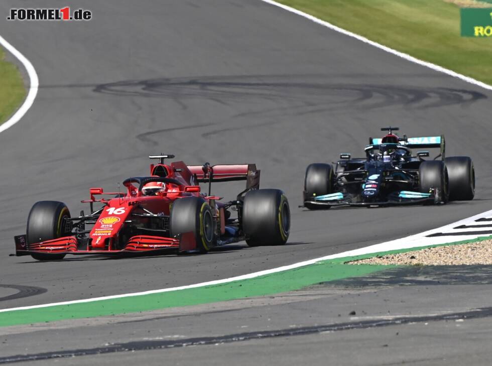 Charles Leclerc im Ferrari SF21 und Lewis Hamilton im Mercedes W12 im Grand Prix von Großbritannien der Formel 1 2021 in Silverstone in England Foto zur News: Charles Leclerc im Ferrari SF21 und Lewis Hamilton im Mercedes W12 im Grand Prix von Großbritannien der Formel 1 2021 in Silverstone in England