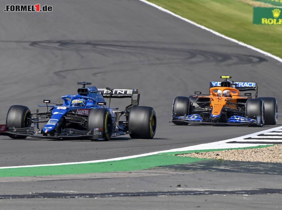 Foto zur News: Fernando Alonso im Alpine A521 vor Lando Norris im McLaren MCL35M beim Grand Prix von Großbritannien der Formel 1 2021 in Silverstone in England