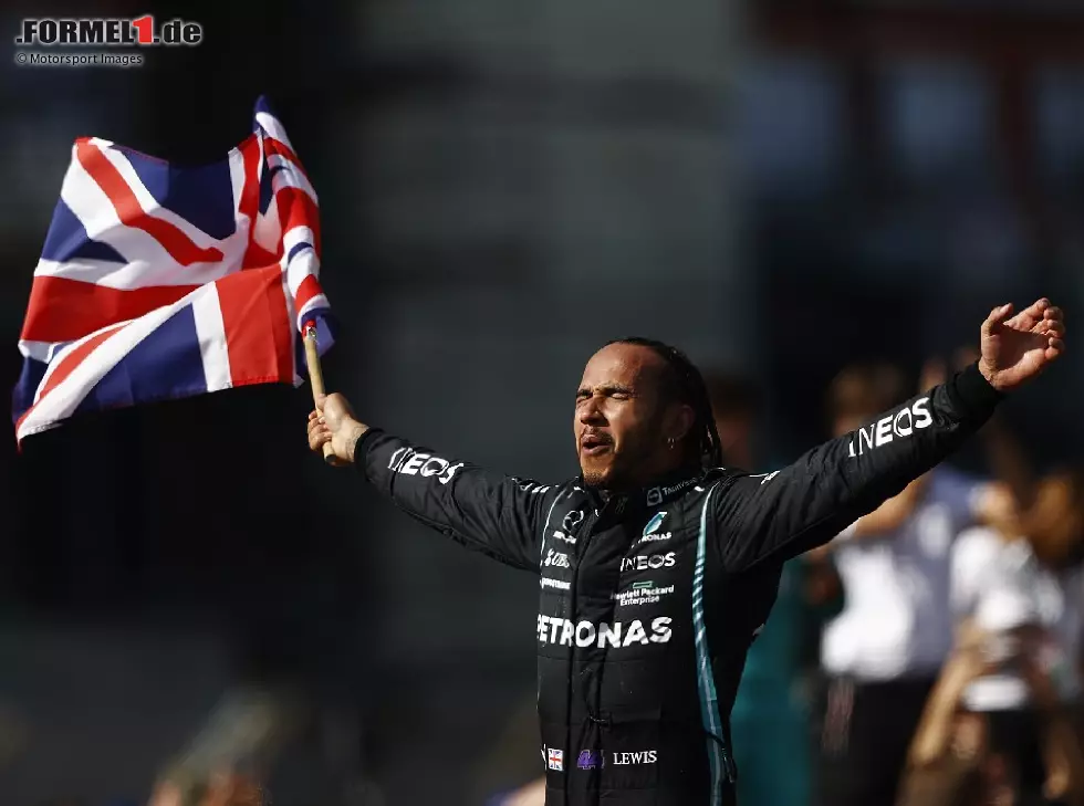 Lewis Hamilton (Mercedes) bejubelt seinen Formel-1-Sieg beim Großen Preis von Großbritannien in Silverstone mit dem Union Jack Foto zur News: Lewis Hamilton (Mercedes) bejubelt seinen Formel-1-Sieg beim Großen Preis von Großbritannien in Silverstone mit dem Union Jack