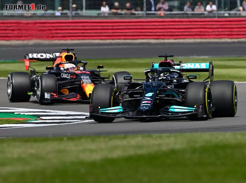 Lewis Hamilton im Mercedes W12 vor Max Verstappen im Red Bull RB16B beim Grand Prix von Großbritannien der Formel 1 2021 in Silverstone in England Foto zur News: Lewis Hamilton im Mercedes W12 vor Max Verstappen im Red Bull RB16B beim Grand Prix von Großbritannien der Formel 1 2021 in Silverstone in England