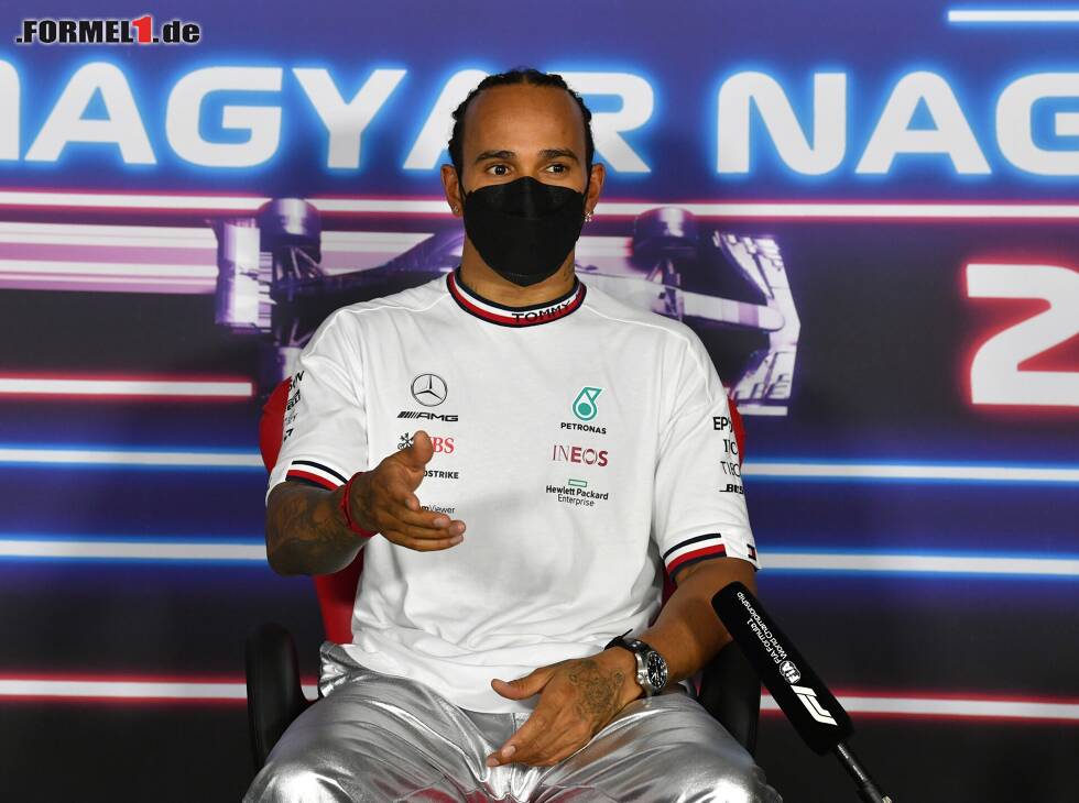 Foto zur News: Lewis Hamilton erklärt sich in der Pressekonferenz nach dem Formel-1-Qualifying zum Grand Prix von Ungarn 2021 in Budapest
