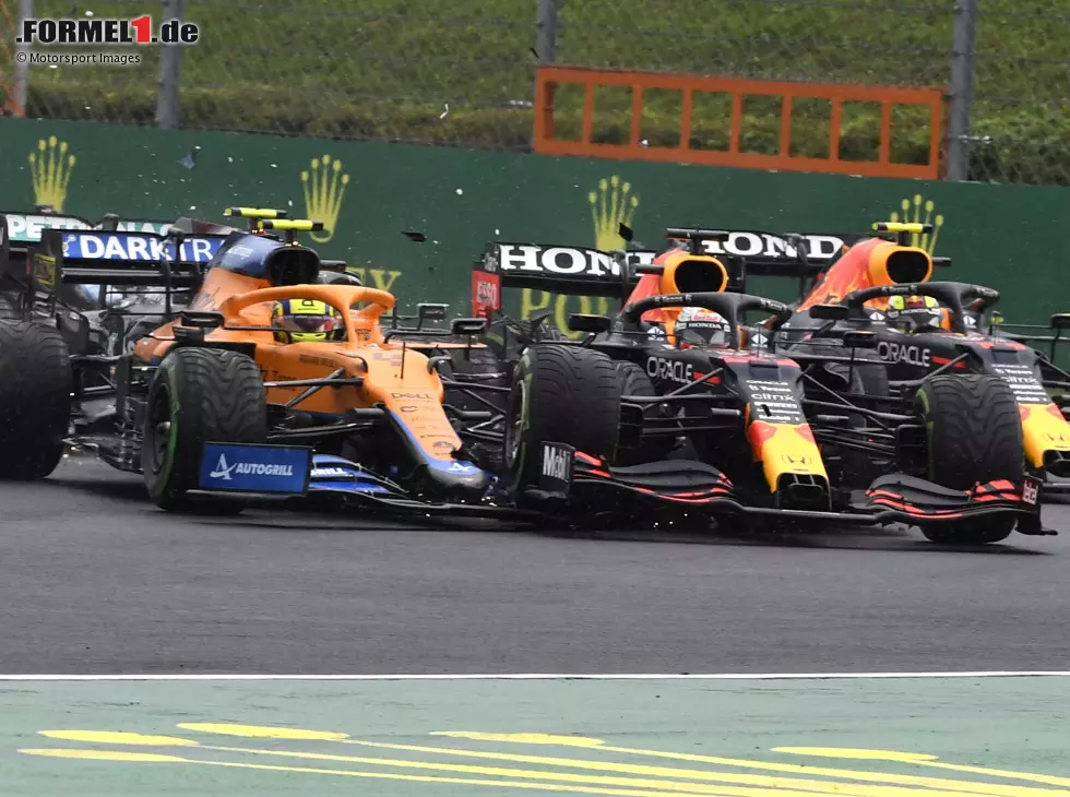 Unfall nach dem Start: Lando Norris im McLaren MCL35M trifft Max Verstappen im Red Bull RB16, nachdem Valtteri Bottas im Mercedes W12 im Grand Prix von Ungarn der Formel 1 2021 eine Kettenreaktion ausgelöst hat Foto zur News: Unfall nach dem Start: Lando Norris im McLaren MCL35M trifft Max Verstappen im Red Bull RB16, nachdem Valtteri Bottas im Mercedes W12 im Grand Prix von Ungarn der Formel 1 2021 eine Kettenreaktion ausgelöst hat