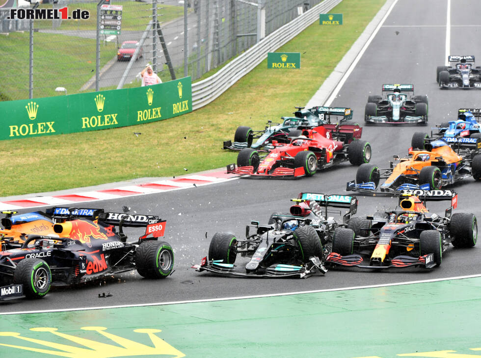 Foto zur News: Startcrash beim GP Ungarn 2021: Max Verstappen, Valtteri Bottas, Sergio Perez