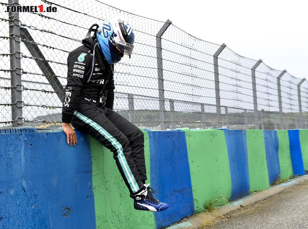 Foto zur News: Mercedes-Fahrer Valtteri Bottas nach dem Startcrash beim Grand Prix von Ungarn der Formel 1 2021 in Budapest, den er ausgelöst hat