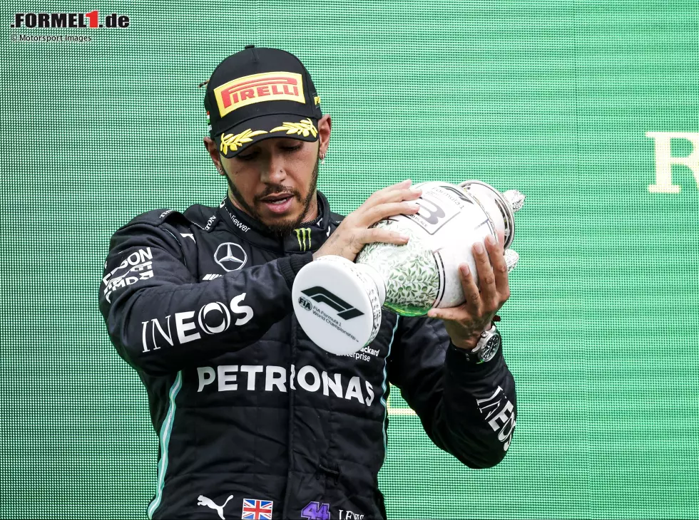 Lewis Hamilton (Mercedes): Bei der Siegerehrung nach dem Grand Prix von Ungarn 2021 waren mögliche Spätfolgen (Long COVID) seiner Coronaviruserkrankung im Jahr 2020 unübersehbar Foto zur News: Lewis Hamilton (Mercedes): Bei der Siegerehrung nach dem Grand Prix von Ungarn 2021 waren mögliche Spätfolgen (Long COVID) seiner Coronaviruserkrankung im Jahr 2020 unübersehbar