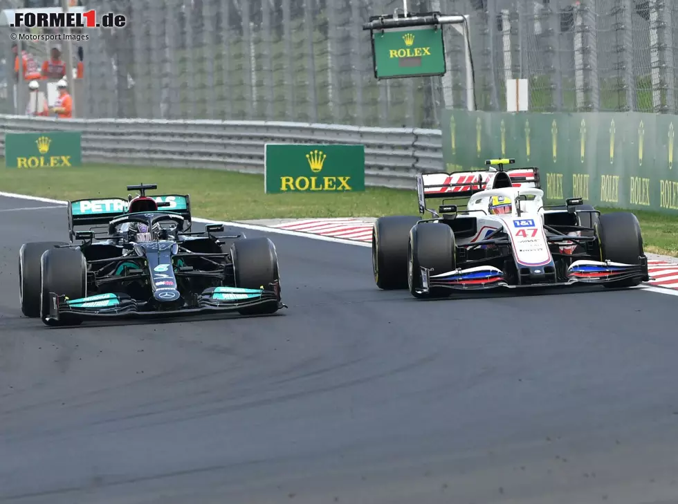 Lewis Hamilton im Mercedes überholt Mick Schumacher im Haas beim Grand Prix von Ungarn der Formel 1 2021 in Budapest im direkten Zweikampf Foto zur News: Lewis Hamilton im Mercedes überholt Mick Schumacher im Haas beim Grand Prix von Ungarn der Formel 1 2021 in Budapest im direkten Zweikampf