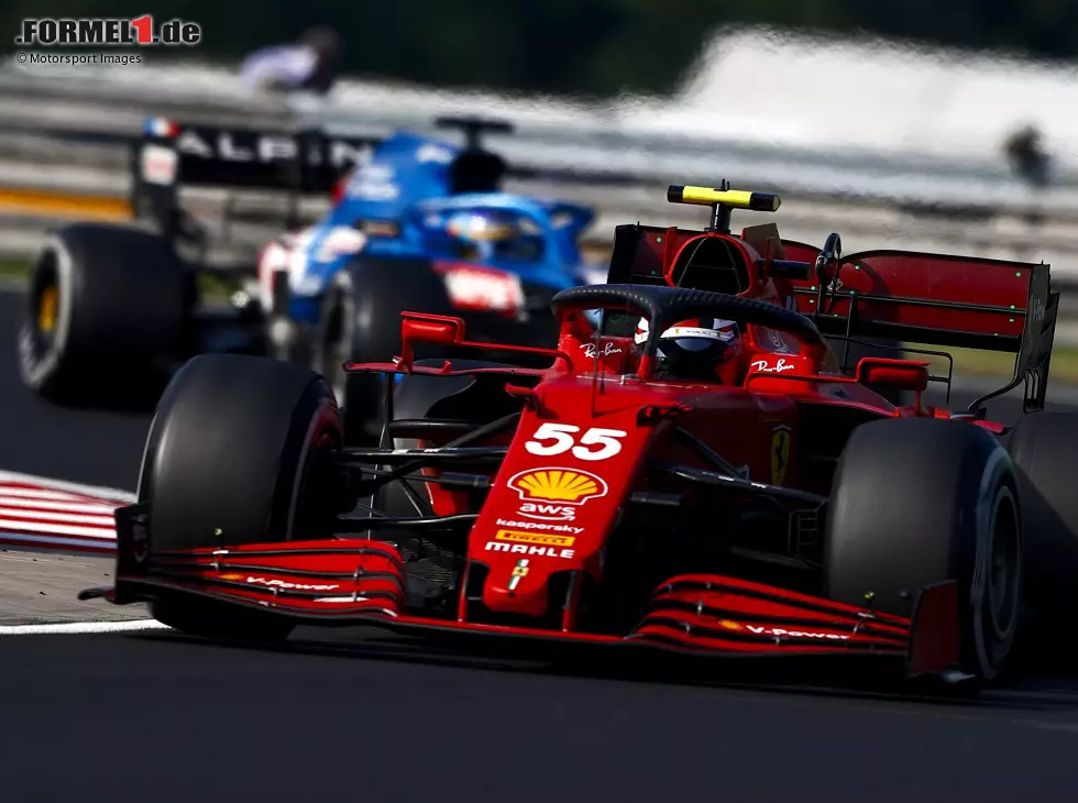 Foto zur News: Carlos Sainz im Ferrari SF21 vor Fernando Alonso im Alpine A521 beim Grand Prix von Ungarn der Formel 1 2021 in Budapest