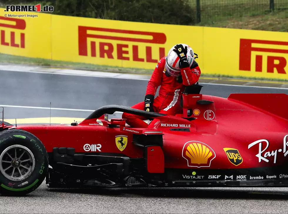 Charles Leclerc steigt in Ungarn aus seinem unverunfallten Ferrari Foto zur News: Charles Leclerc steigt in Ungarn aus seinem unverunfallten Ferrari