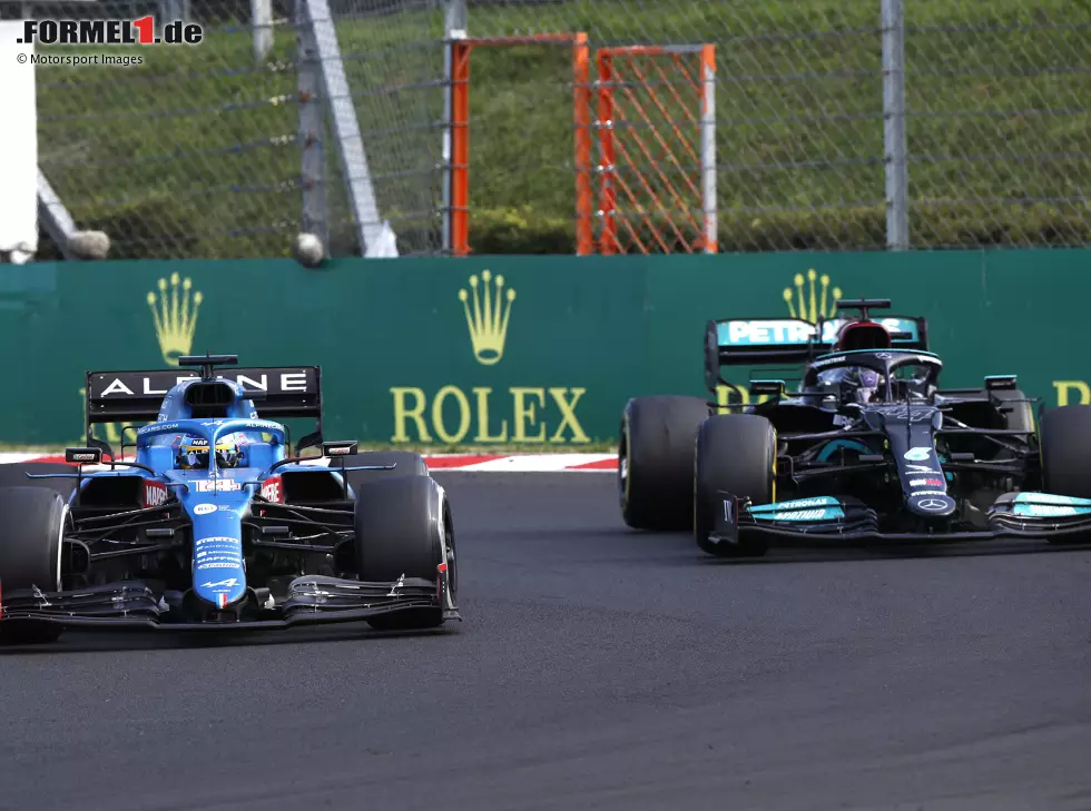 Foto zur News: Heißes Duell: Fernando Alonso (Alpine) verteidigt sich beim Grand Prix von Ungarn 2021 auf dem Hungaroring bei Budapest gegen Lewis Hamilton (Mercedes)