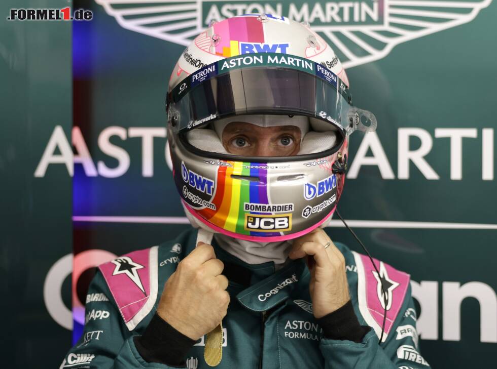 Foto zur News: Sebastian Vettel mit Regenbogen-Farben auf seinem Helm beim Grand Prix von Ungarn der Formel 1 2021 in Budapest