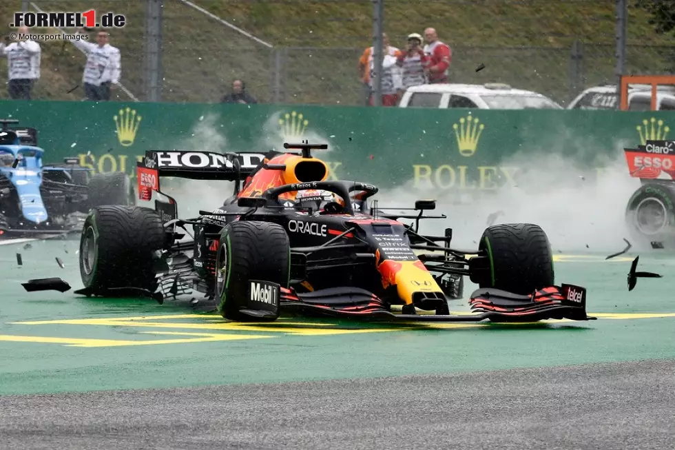 Der Red Bull RB16B von Max Verstappen kurz nach dem Startcrash beim Grand Prix von Ungarn der Formel 1 2021 in Budapest Foto zur News: Der Red Bull RB16B von Max Verstappen kurz nach dem Startcrash beim Grand Prix von Ungarn der Formel 1 2021 in Budapest