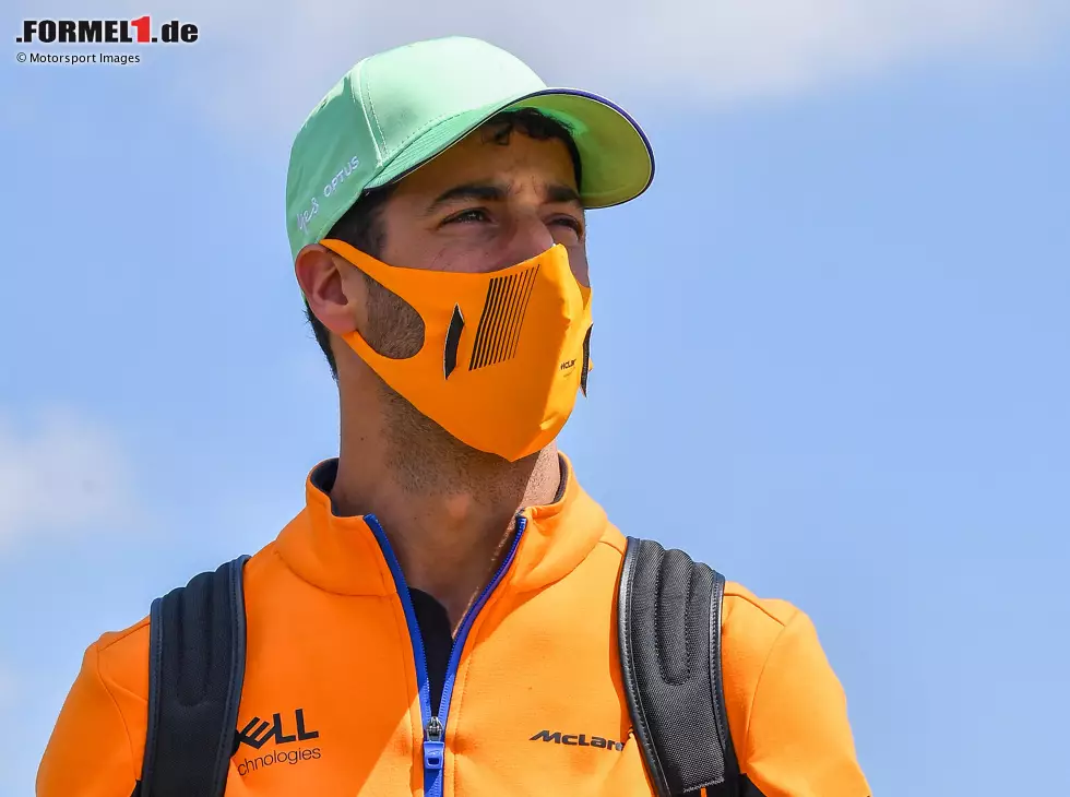 Foto zur News: Daniel Ricciardo (McLaren) im Fahrerlager von Silverstone