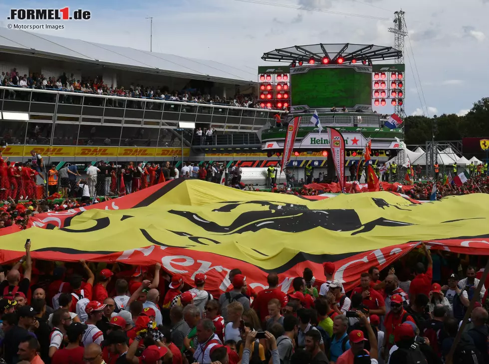 Foto zur News: Fans unter dem Podest in Monza