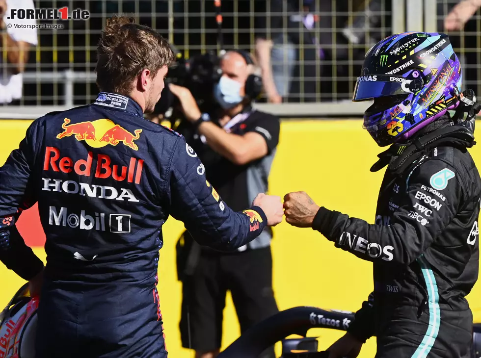 Max Verstappen (Red Bull) und Lewis Hamilton nach dem Sprintrennen der Formel 1 in Silverstone 2021 Foto zur News: Max Verstappen (Red Bull) und Lewis Hamilton nach dem Sprintrennen der Formel 1 in Silverstone 2021