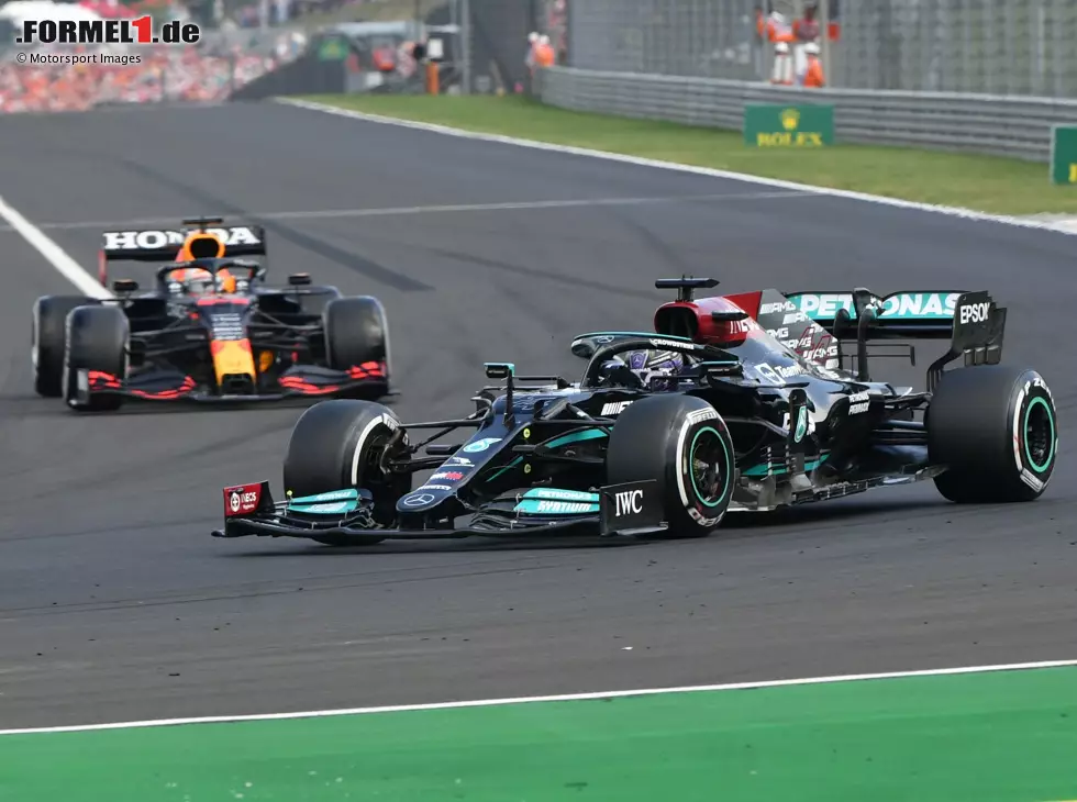 Lewis Hamilton im Mercedes W12 vor Max Verstappen im Red Bull RB16B beim Grand Prix von Ungarn in der Formel-1-Saison 2021 in Budapest Foto zur News: Lewis Hamilton im Mercedes W12 vor Max Verstappen im Red Bull RB16B beim Grand Prix von Ungarn in der Formel-1-Saison 2021 in Budapest