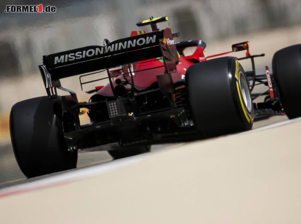 Foto zur News: Carlos Sainz im Ferrari SF21 in der Formel-1-Saison 2021, in der Rückansicht mit Heckflügel und Diffusor