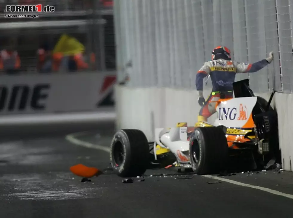 Foto zur News: Nelson Piquet Jun. entsteigt seinem Renault-Wrack nach einem absichtlichen Unfall in Singapur