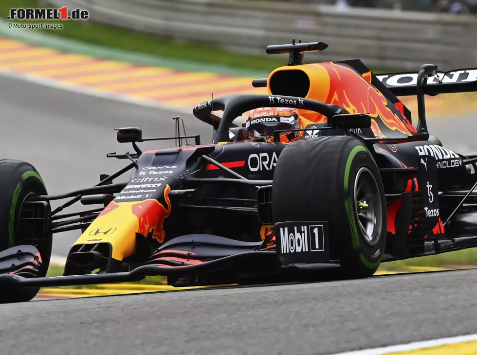 Max Verstappen fährt im Samstagstraining zum Grand Prix von Belgien in Spa-Francorchamps 2021 durch Eau Rouge Foto zur News: Max Verstappen fährt im Samstagstraining zum Grand Prix von Belgien in Spa-Francorchamps 2021 durch Eau Rouge