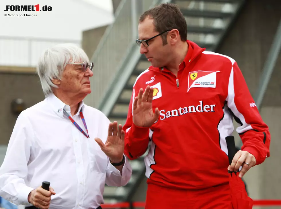 Foto zur News: Bernie Ecclestone mit seinem Nachfolger als Formel-1-CEO, Stefano Domenicali, damals noch Teamchef von Ferrari