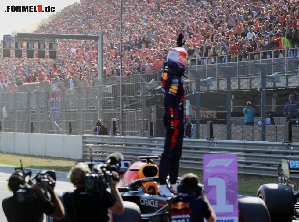 Foto zur News: Max Verstappen von Red Bull grüßt die Fans in Zandvoort nach dem Qualifying zum Grand Prix der Niederlande der Formel 1 2021