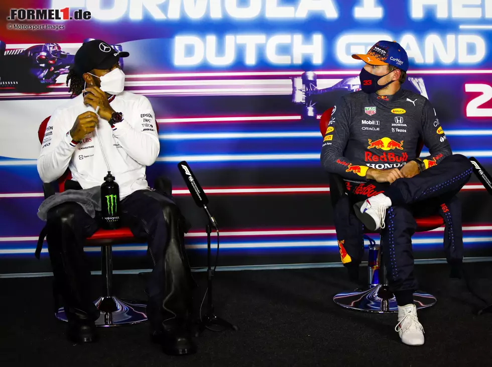 Foto zur News: Lewis Hamilton (Mercedes) und Max Verstappen (Red Bull) in der Pressekonferenz nach dem Qualifying zum Formel-1-Rennen in Zandvoort 2021