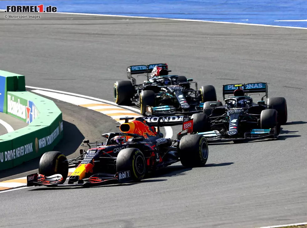 Foto zur News: Max Verstappen (Red Bull RB16B) vor Valtteri Bottas und Lewis Hamilton (beide Mercedes W12) beim Formel-1-Rennen in Zandvoort 2021