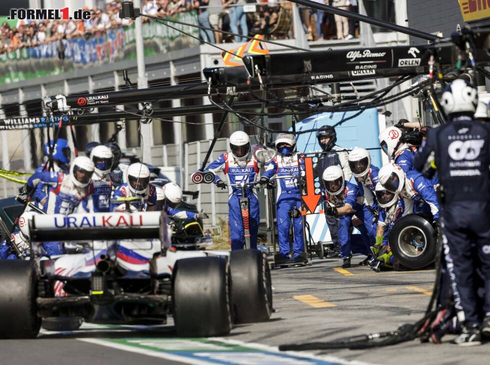 Foto zur News: Mick Schumacher im Haas VF-21 beim Boxenstopp im Grand Prix der Niederlande in der Formel 1 2021 in Zandvoort