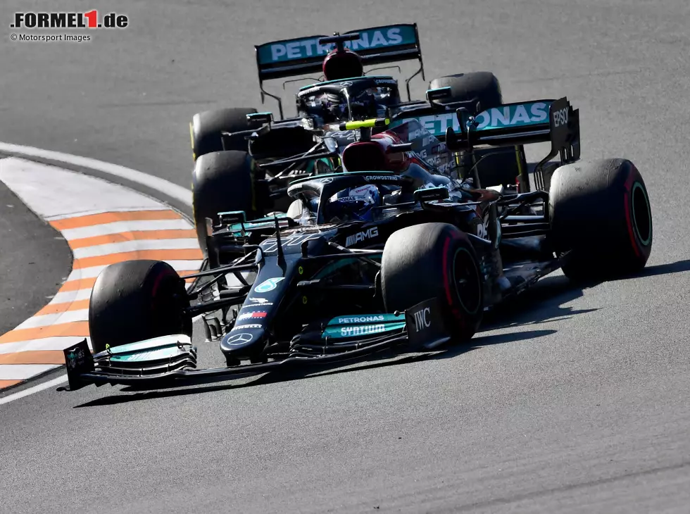 Valtteri Bottas vor Lewis Hamilton (beide Mercedes) beim Grand Prix der Niederlande in Zandvoort 2021 Foto zur News: Valtteri Bottas vor Lewis Hamilton (beide Mercedes) beim Grand Prix der Niederlande in Zandvoort 2021