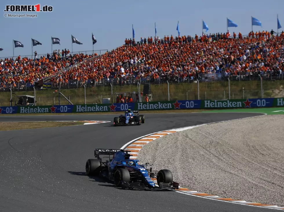 Foto zur News: Esteban Ocon, Fernando Alonso